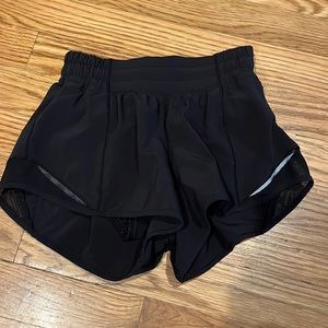 Lululemon hotty hot shorts 2.5”